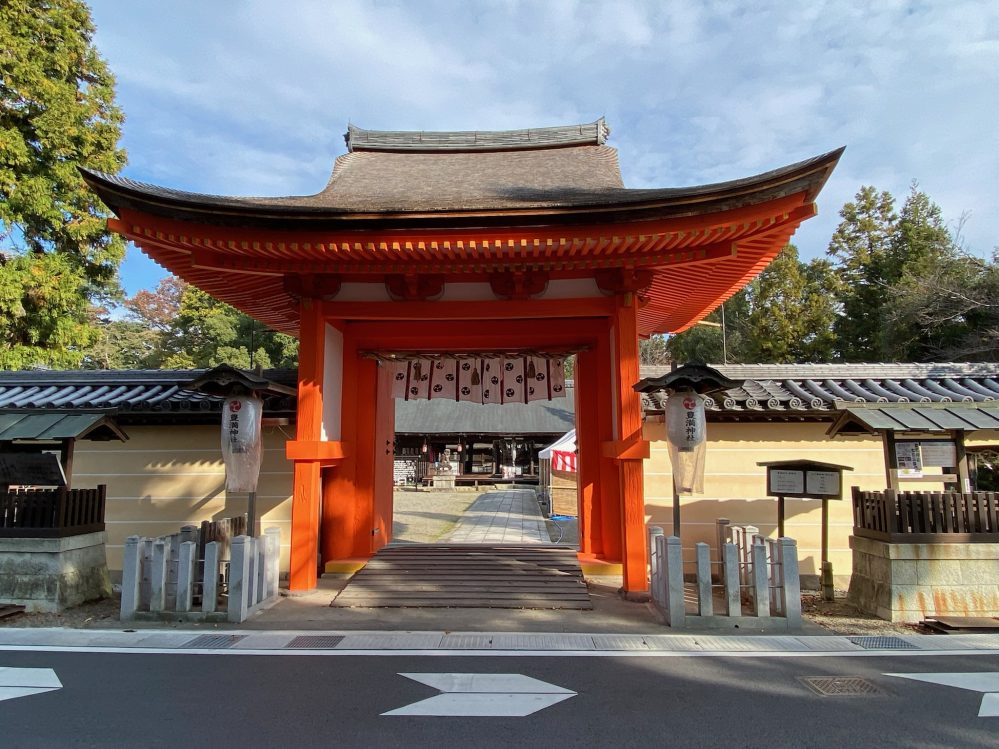 豊満神社の四脚門